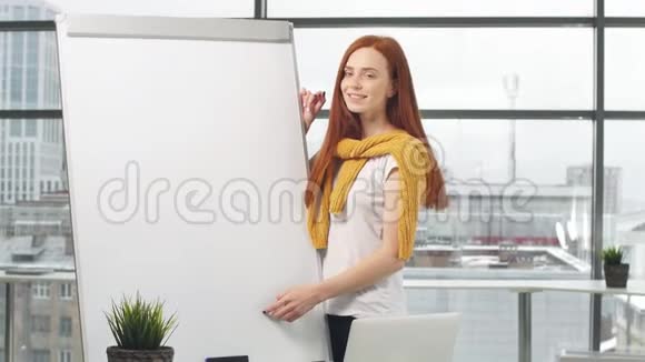 办公室内部年轻红头发女孩的肖像视频的预览图