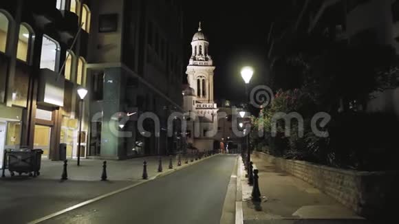 摩纳哥城市之夜教堂住宅公寓大楼街道蒙特卡洛有车的道路视频的预览图