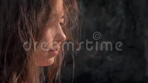 近景的年轻女孩挥舞着头发黑暗的岩石背景旅行概念巴拉望菲律宾视频的预览图