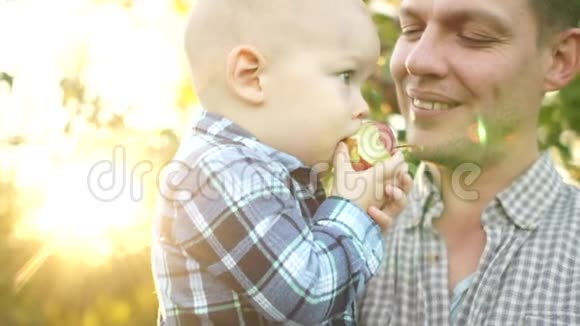 快乐的年轻父亲在阳光温暖的秋天或夏天和他的小儿子玩耍美丽的日落光线视频的预览图