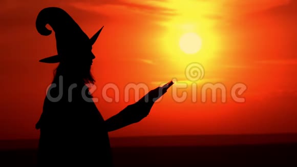 穿着奇装异服戴帽子的女孩女巫变魔术视频的预览图