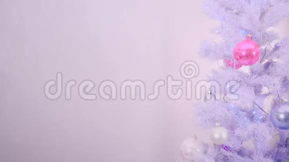 用白色银色和粉红色装饰的圣诞树在白色背景上闪耀着花环视频的预览图