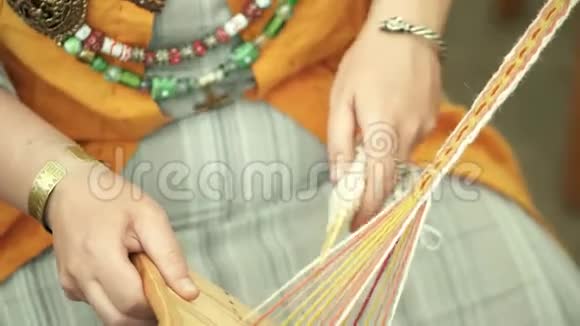 毛纱工艺品视频的预览图