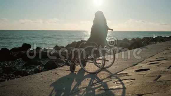 坐轮椅的残疾妇女盯着大海视频的预览图