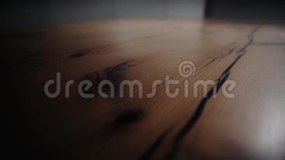 关闭抛光木桌和其表面的开槽光束库存录像天然木质纹理视频的预览图