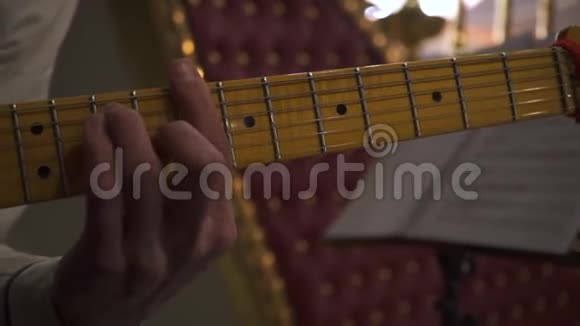 在音乐会艺术和音乐概念中吉他手演奏吉他和弦库存录像男性音乐家视频的预览图
