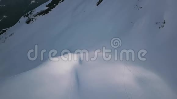 空中拍摄令人惊叹的高山峡谷白色蓬松的雪被雾包围视频的预览图
