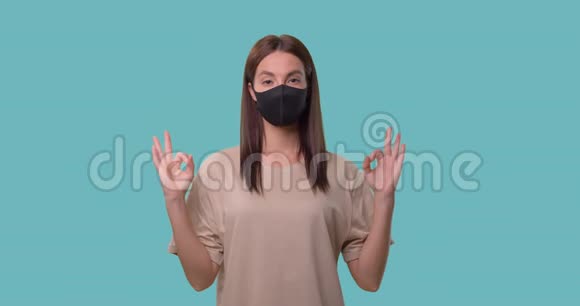 一个戴医用口罩的女性中间镜头显示了安全标志隔离复制空间视频的预览图
