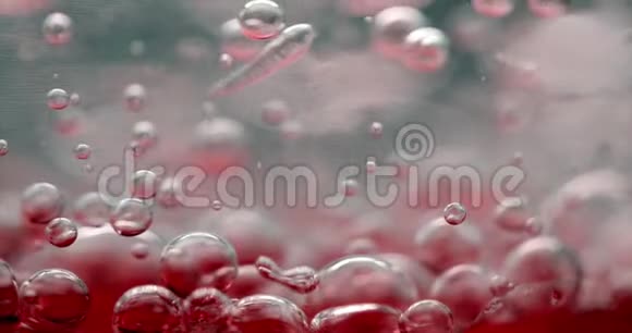 水中的紫色气泡液体中气泡的特写视频视频的预览图