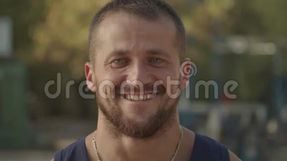 户外带胡须的微笑运动员的肖像视频的预览图