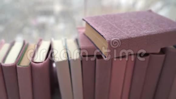 窗台上的一大堆书用彩色纸包裹的书躺在窗台上视频的预览图