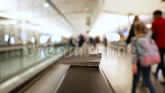 机场内部的护照视频的预览图