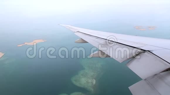 飞机起飞的窗口镜头视频的预览图
