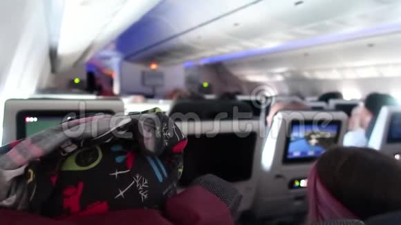 飞机内部挤满了乘客视频的预览图