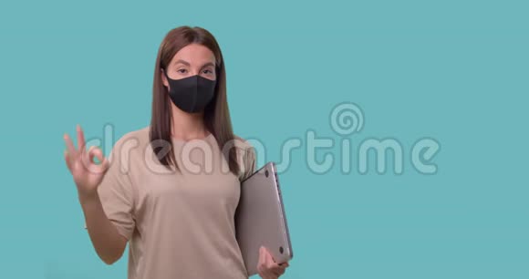 戴着面具的女人带着笔记本电脑自由职业概念视频的预览图
