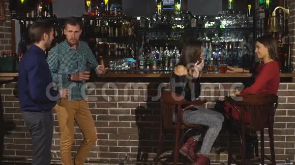 两个男人在酒吧调情视频的预览图