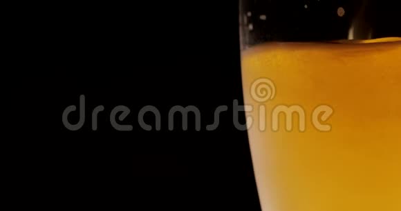 在黑暗的背景下喝啤酒酒精视频的预览图