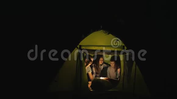 一家人晚上在露营帐篷里看书视频的预览图