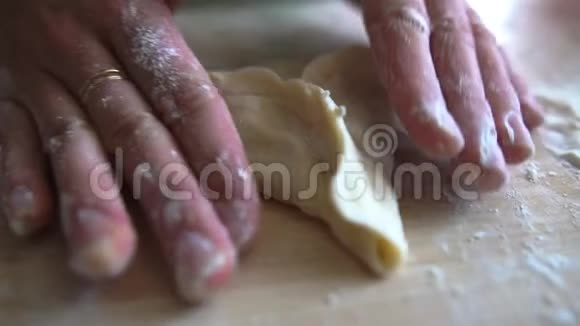 厨师双手从面团中做一个三角形的馅饼动作缓慢视频的预览图