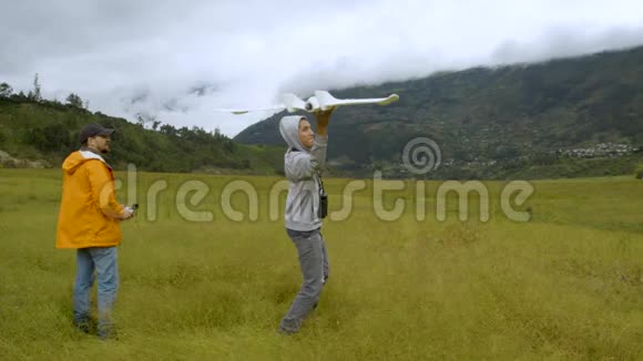 两名成年男子在野外空中进行一次演习视频的预览图