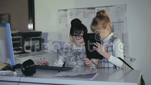 两个小女生在办公室用平板电脑做建议4K视频的预览图