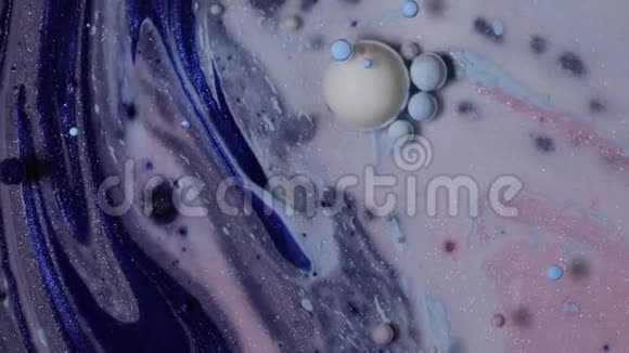 墨水在水下旋转彩色泡泡的抽象背景视频的预览图