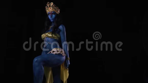 印度女神卡莉站在黑色背景上的照片视频的预览图
