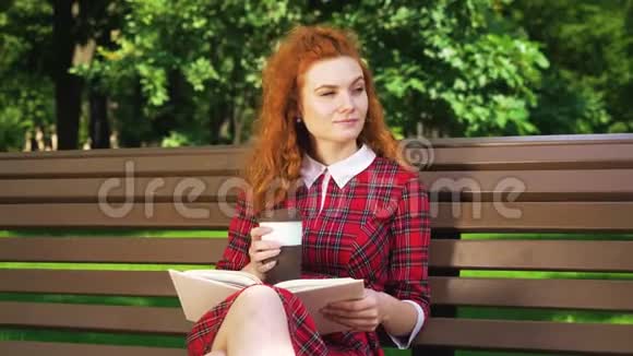 可爱的红头发读者在公园放松视频的预览图