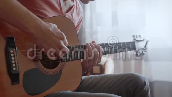 无法辨认的人用吉他弹奏摇滚视频的预览图