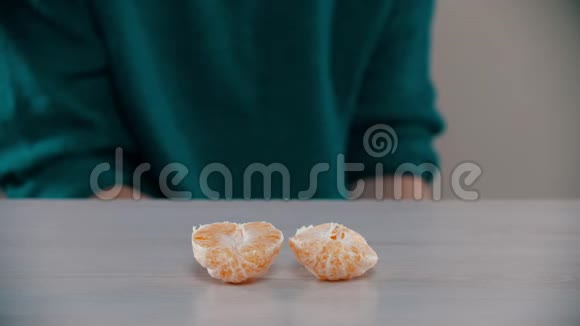 一个男人把成熟的橘子碎成碎片视频的预览图