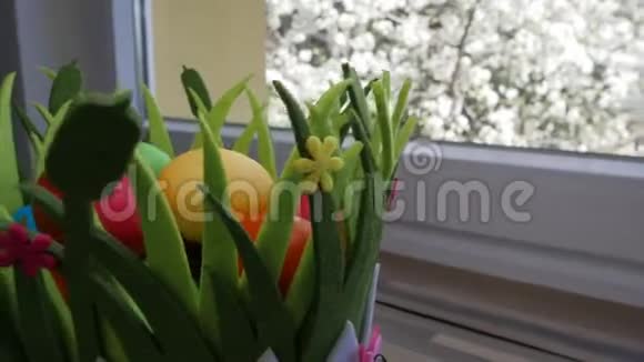 五颜六色的复活节彩蛋放在厨房窗户旁漂亮的篮子里视频的预览图