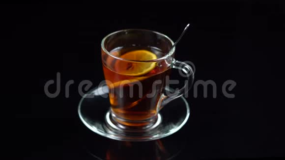 黑底茶托杯杯中加入柠檬红茶视频的预览图