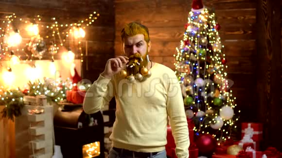 圣诞老人送礼物圣诞老人做个滑稽的表情感恩节和圣诞节圣诞胡子视频的预览图