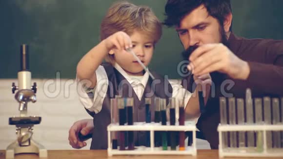什么是化学教学老师教学生使用显微镜科教理念小可爱视频的预览图