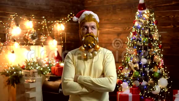 感恩节和圣诞节表达和人的概念男人与有趣的脸在圣诞节的背景圣诞节视频的预览图