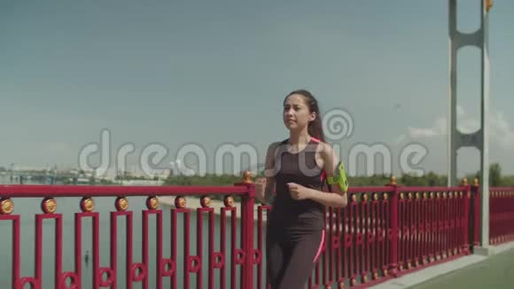 跑完桥上的亚洲女人就累了视频的预览图