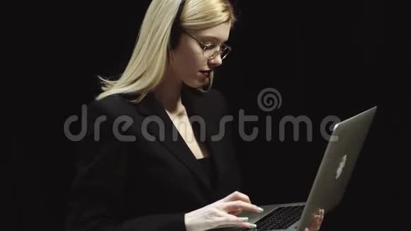 新消息快乐的精力充沛的女人低头看着电脑什么是聊天机器人告诉我免费聊天室视频的预览图