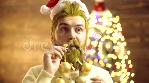 新年礼物圣诞老人英俊时尚的胡子男一个野蛮成熟的圣诞老人的肖像特写肖像画视频的预览图