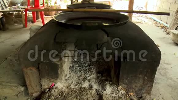 两个浅染色罐坐在手工制作的炉子上视频的预览图