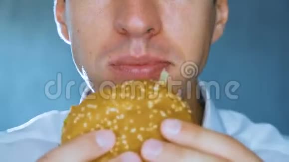 男人吃汉堡包的时间推移特写快餐芝士汉堡汉堡三明治视频的预览图