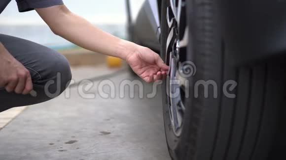 汽车充气轮胎中的人充气视频的预览图