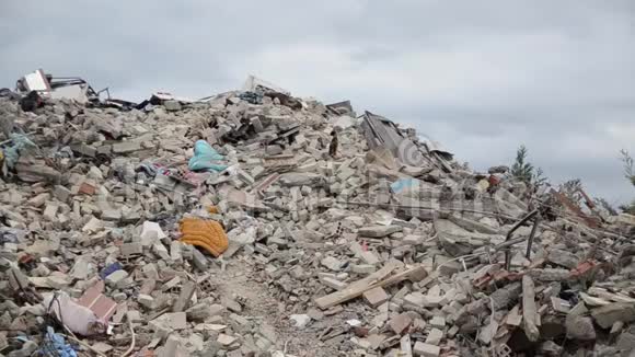 地震废墟和受损建筑物摧毁和倒塌了城里的房子残骸和碎片砖堆灰尘混凝土视频的预览图