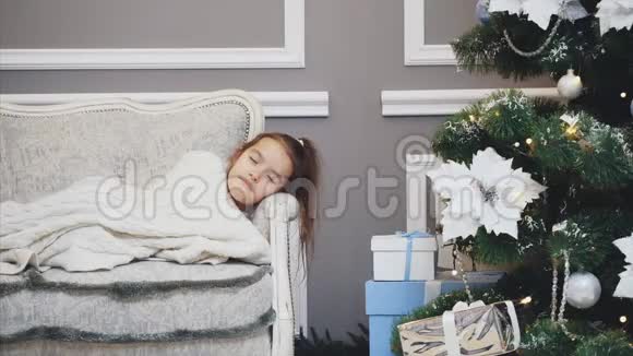 可爱的小女孩在假日早晨醒来享受着圣诞老人带给她的礼物视频的预览图