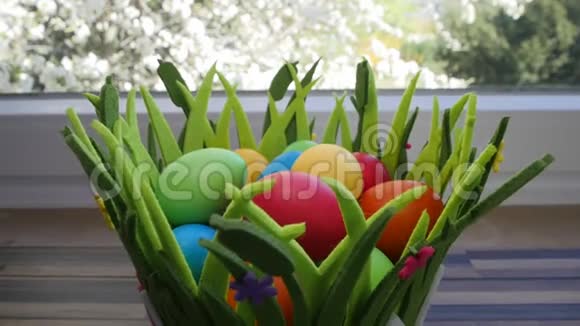 厨房窗户旁漂亮的篮子里有五颜六色的复活节彩蛋视频的预览图