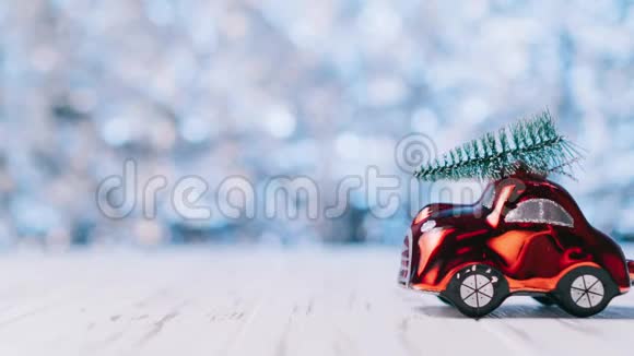 停止动作小红玩具车载着圣诞树视频的预览图