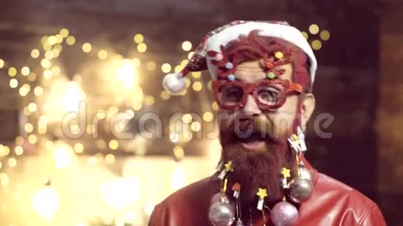 圣诞派对做个滑稽的表情圣诞老人新年礼物表情和人的概念一个滑稽的脸视频的预览图