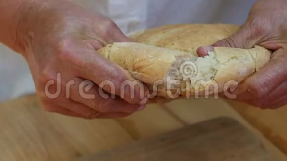 手破自制天然新鲜面包视频的预览图