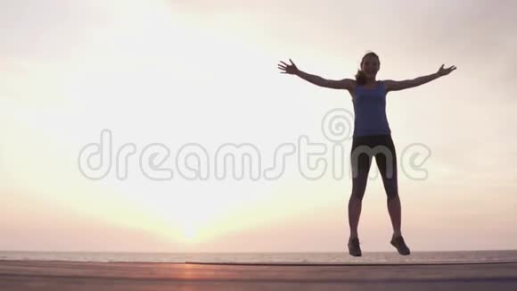 日落时分做有氧运动的女人视频的预览图