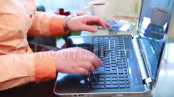 使用笔记本电脑在线购物视频的预览图