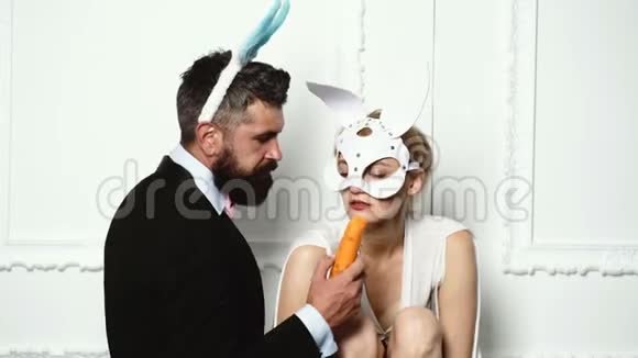一对白色背景上的兔子耳朵复活节兔子兔子夫妇准备复活节的快乐情侣视频的预览图